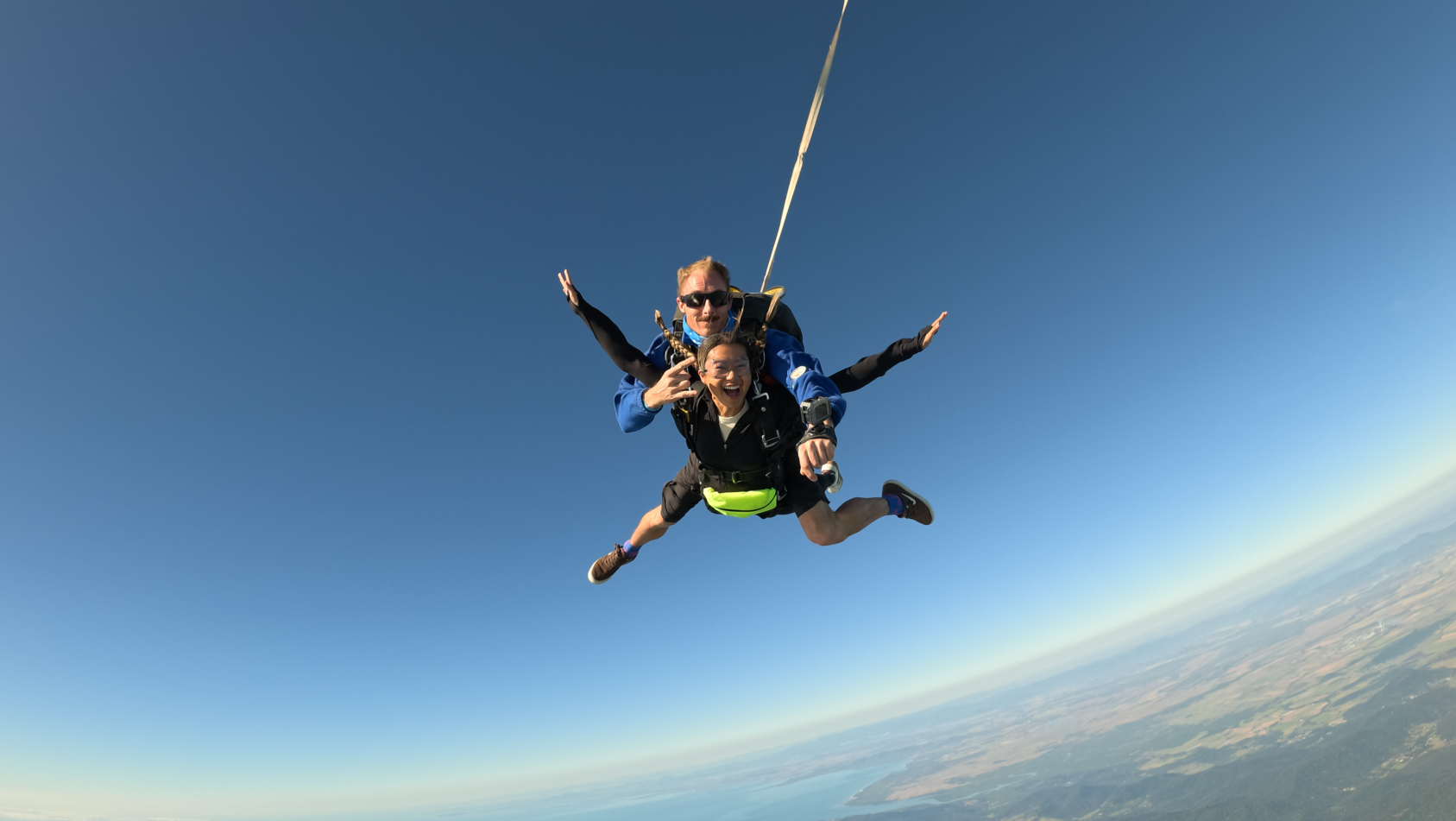 旅行者莎伦在自由落体中的照片双人高空跳伞 来自Skydive艾尔利海滩